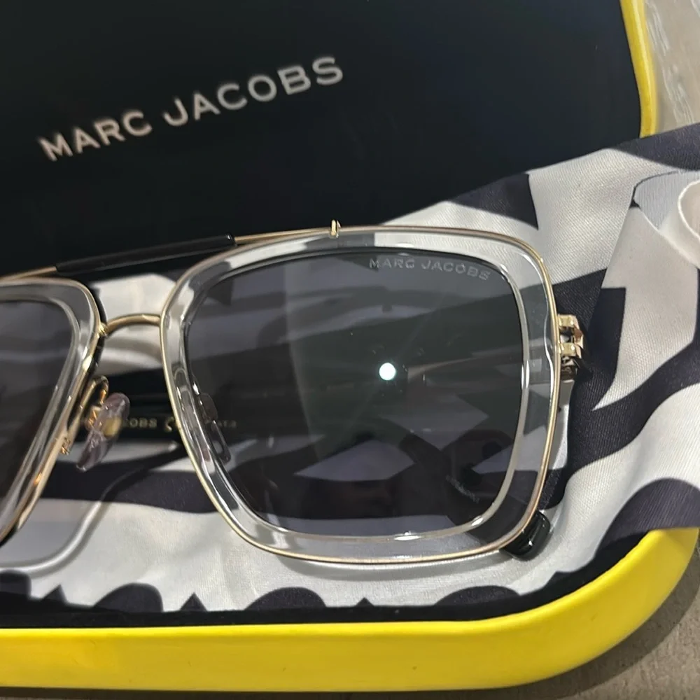 Marc Jacobs Eyewear Pilot Frame Sunglasses new in Case